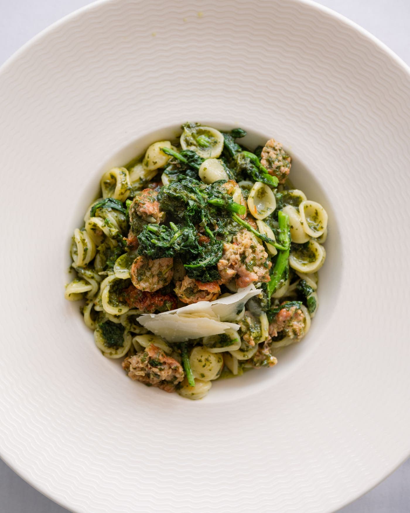 Orecchiette au rapini et à la saucisse, copeaux de parmesan